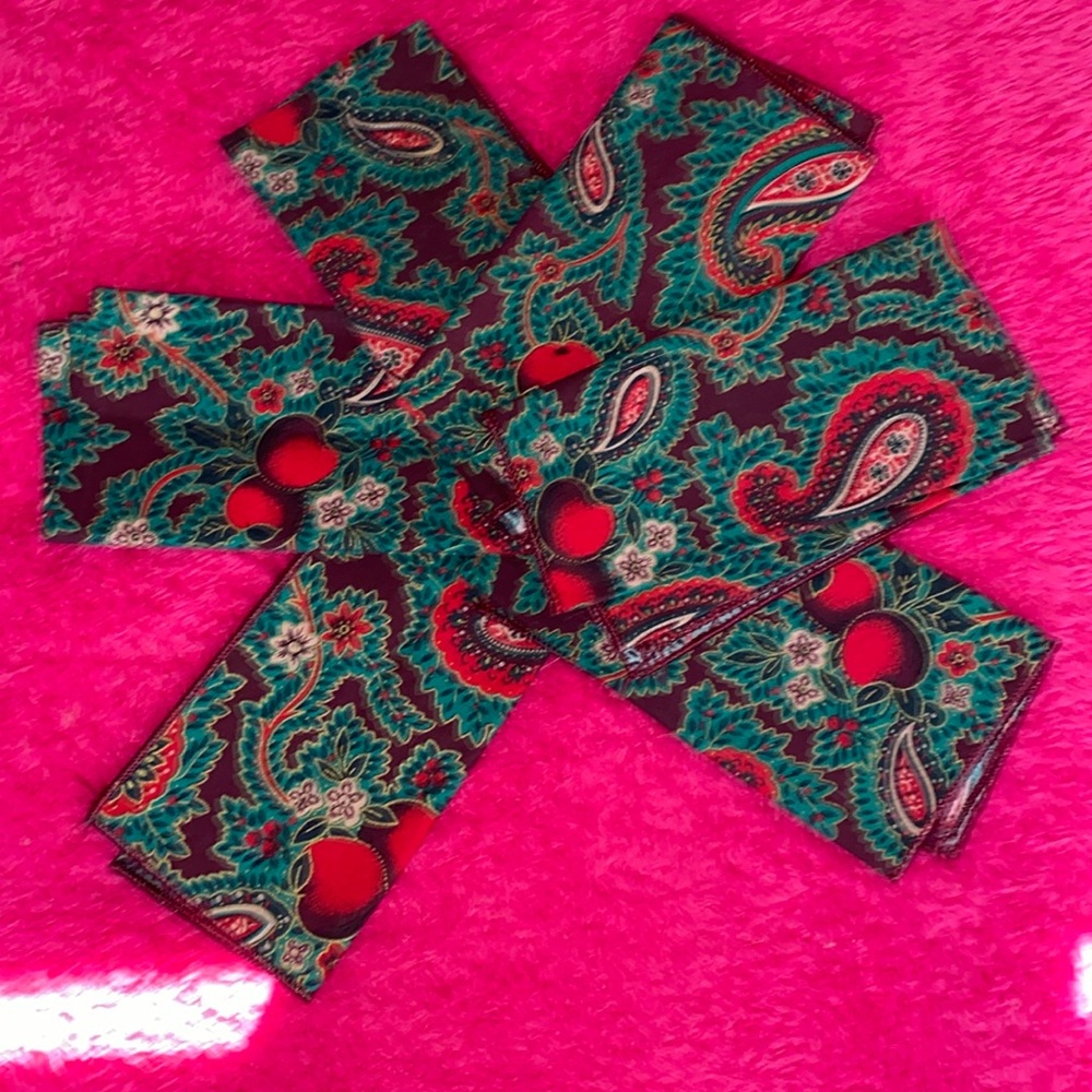 Note six napkin included Paisley Print table Napkins.